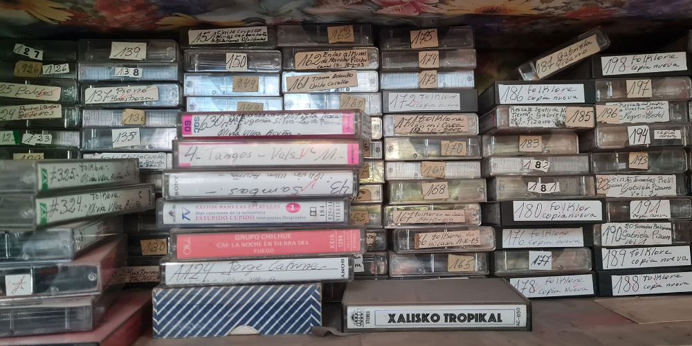Las materialidades de los registros incluyen discos compactos y cassettes con producciones fonográficas, entrevistas y presentaciones en vivo, además de más de un centenar de cuadernos.